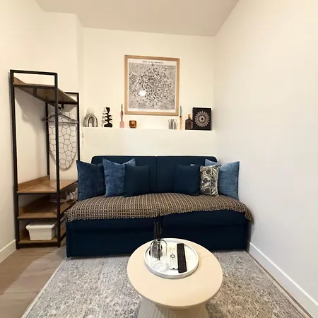 Apartment One Street Away From The Marais! *